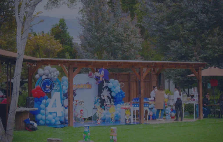 Festa per bambini a Riobamba, decorazioni a tema Sonic nei giardini dell'hotel Hacienda Abraspungo