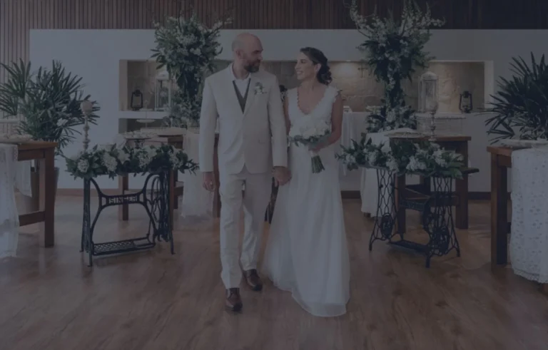 pareja feliz recién casada en su boda en riobamba en hotel hacienda abraspungo