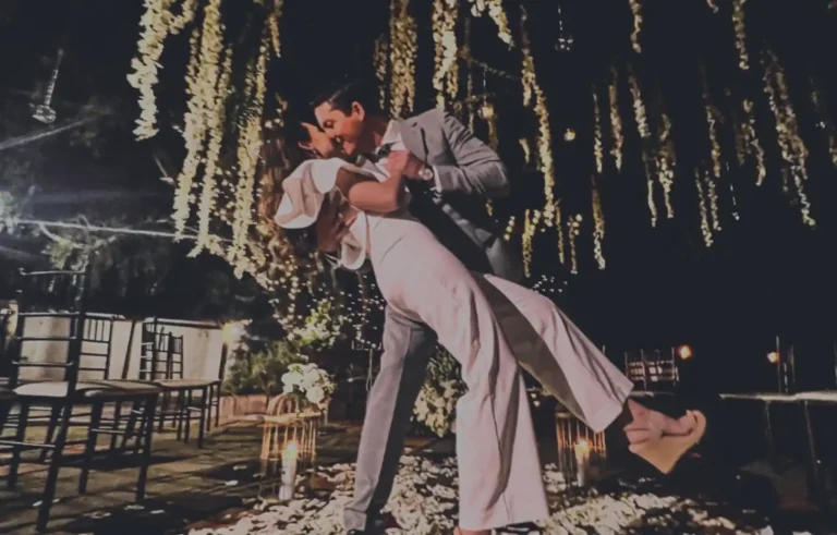 pareja feliz en su boda de destino en ecuador en hacienda abraspungo