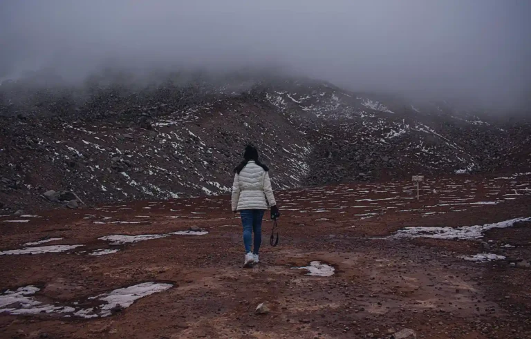 mujer haciendo senderismo en el chimborazo