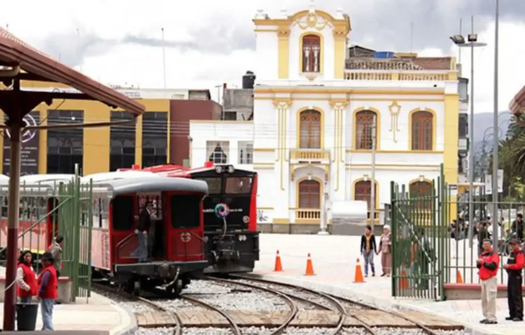 Estación histórica del tren en Riobamba con locomotora antigua