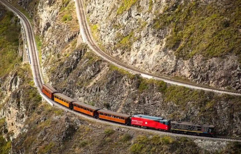 Tren descendiendo por los zigzags de la ruta del tren ecuador riobamba