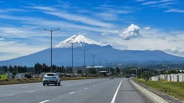 Ruta Panamericana Sur desde Quito a Riobamba con vista al Cotopaxi