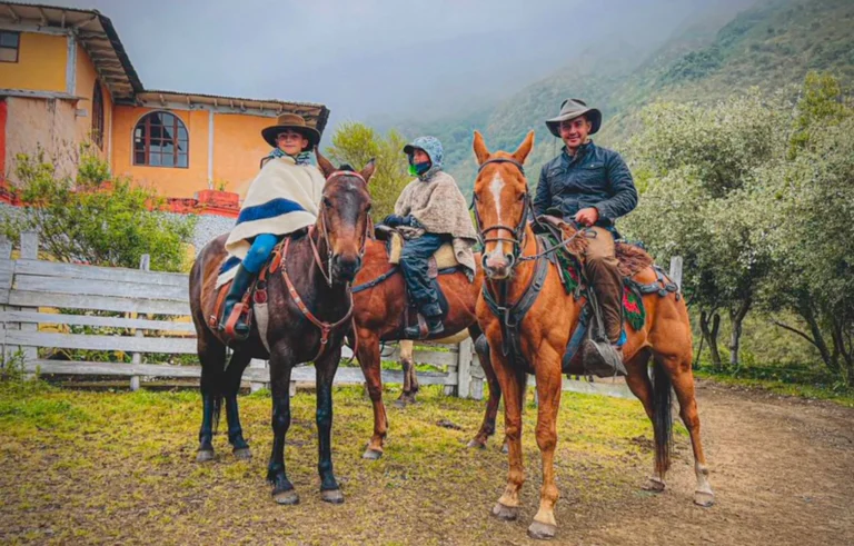 Familia con niños en hacienda histórica alojamiento familiar Riobamba