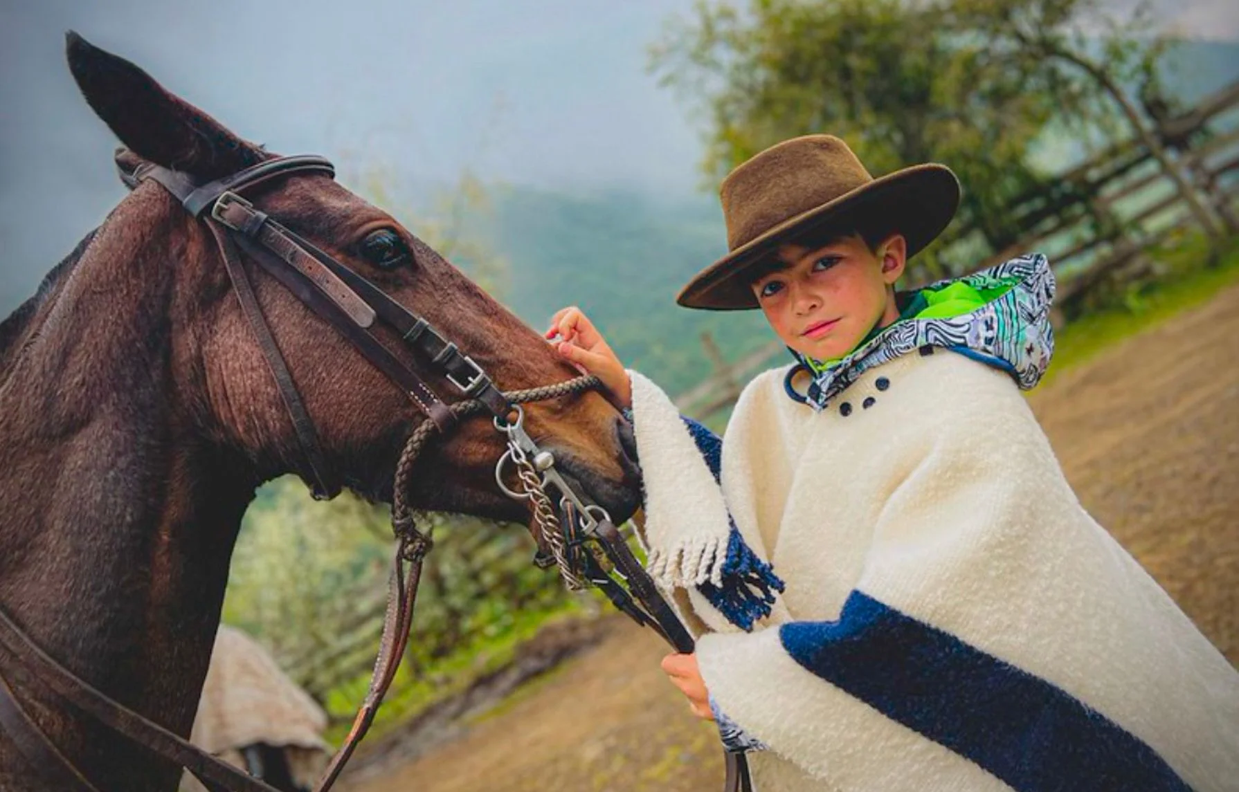 Niños cuidando caballo en páramos del Chimborazo Riobamba Ecuador