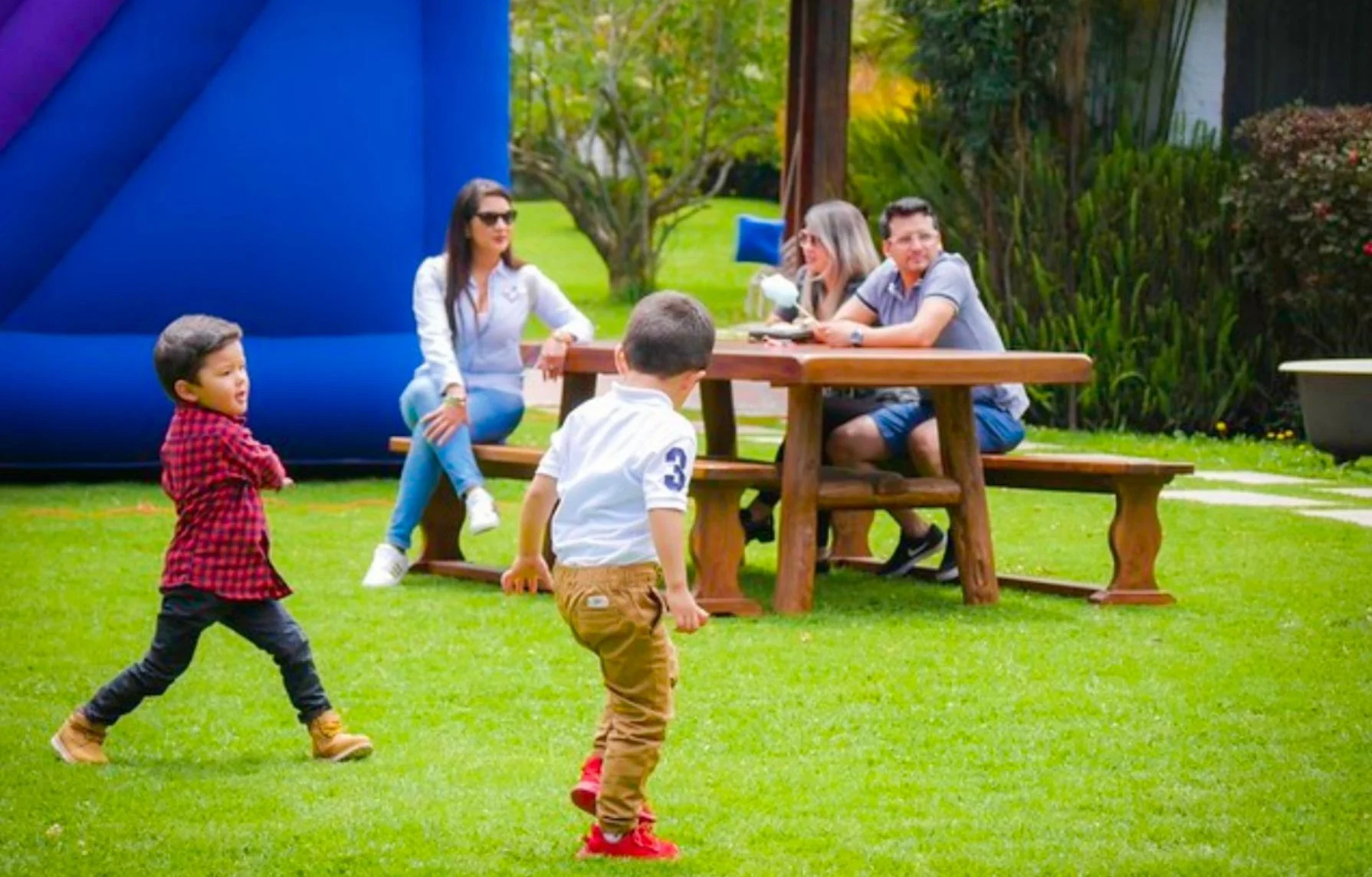 Familia descansando en la tranquilidad de los jardindes de Abraspungo en Riobamba Ecuador