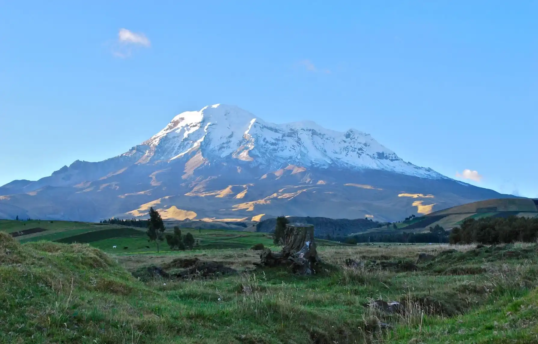 Volcán Chimborazo despejado en enero desde la provincia