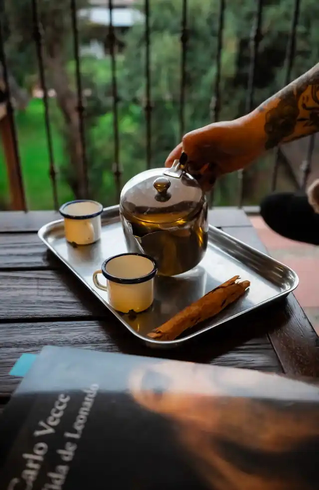 Desayuno frente a los jardines de una hacienda andina