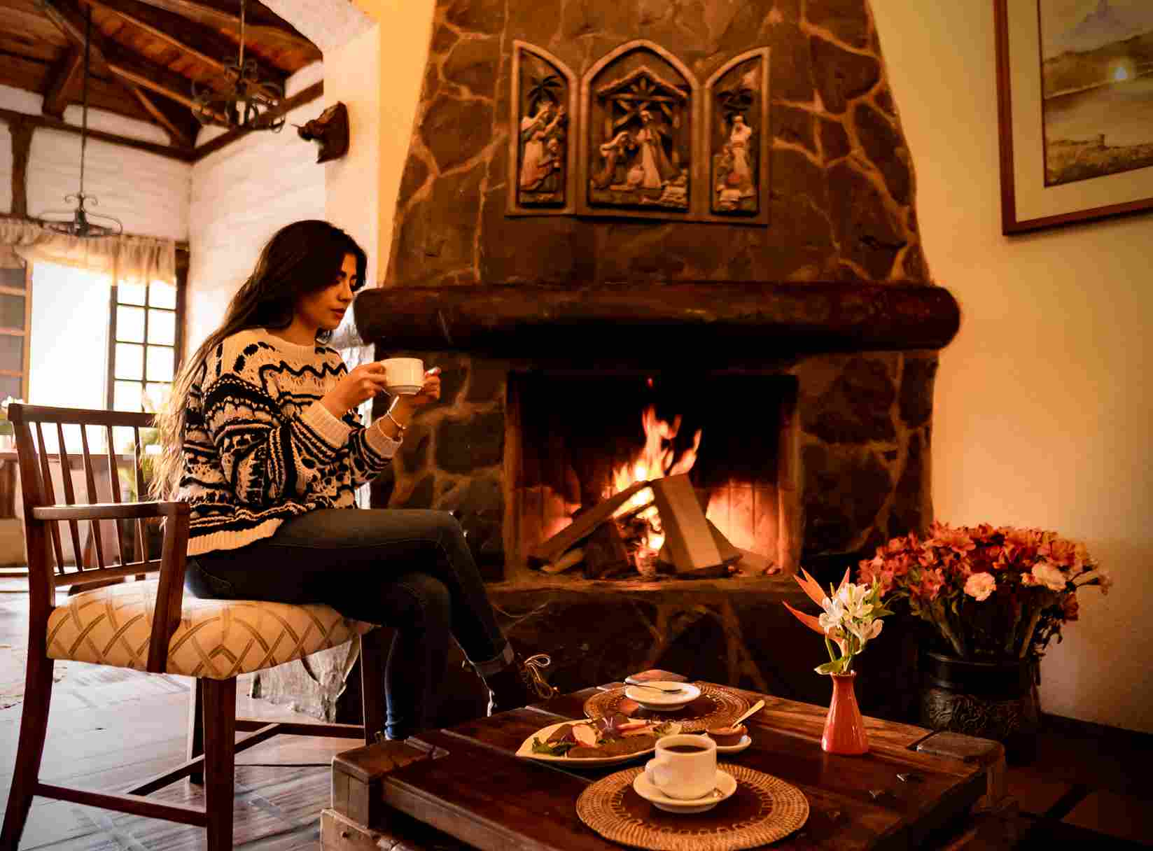 Chimenea encendida en hacienda colonial durante una noche andina en Riobamba