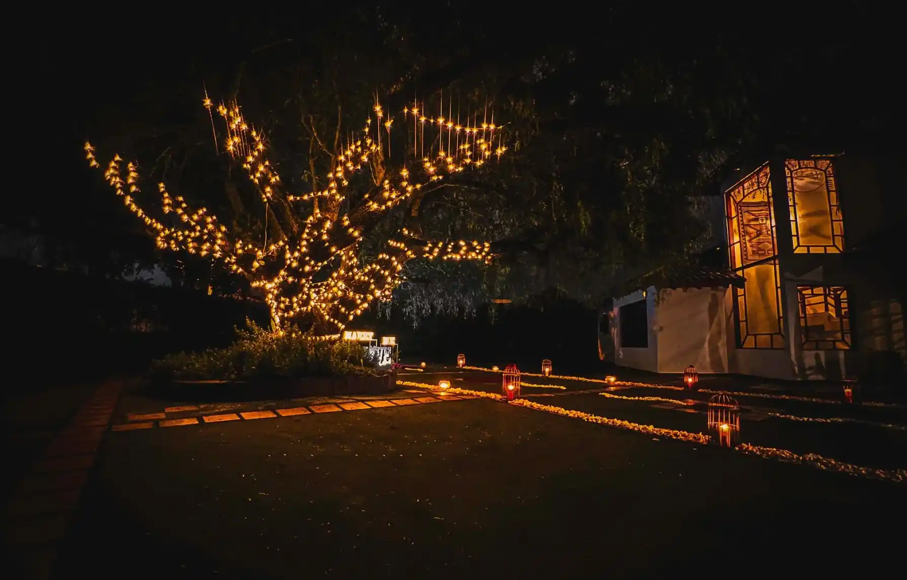 Jardines de la hacienda al caer la noche andina