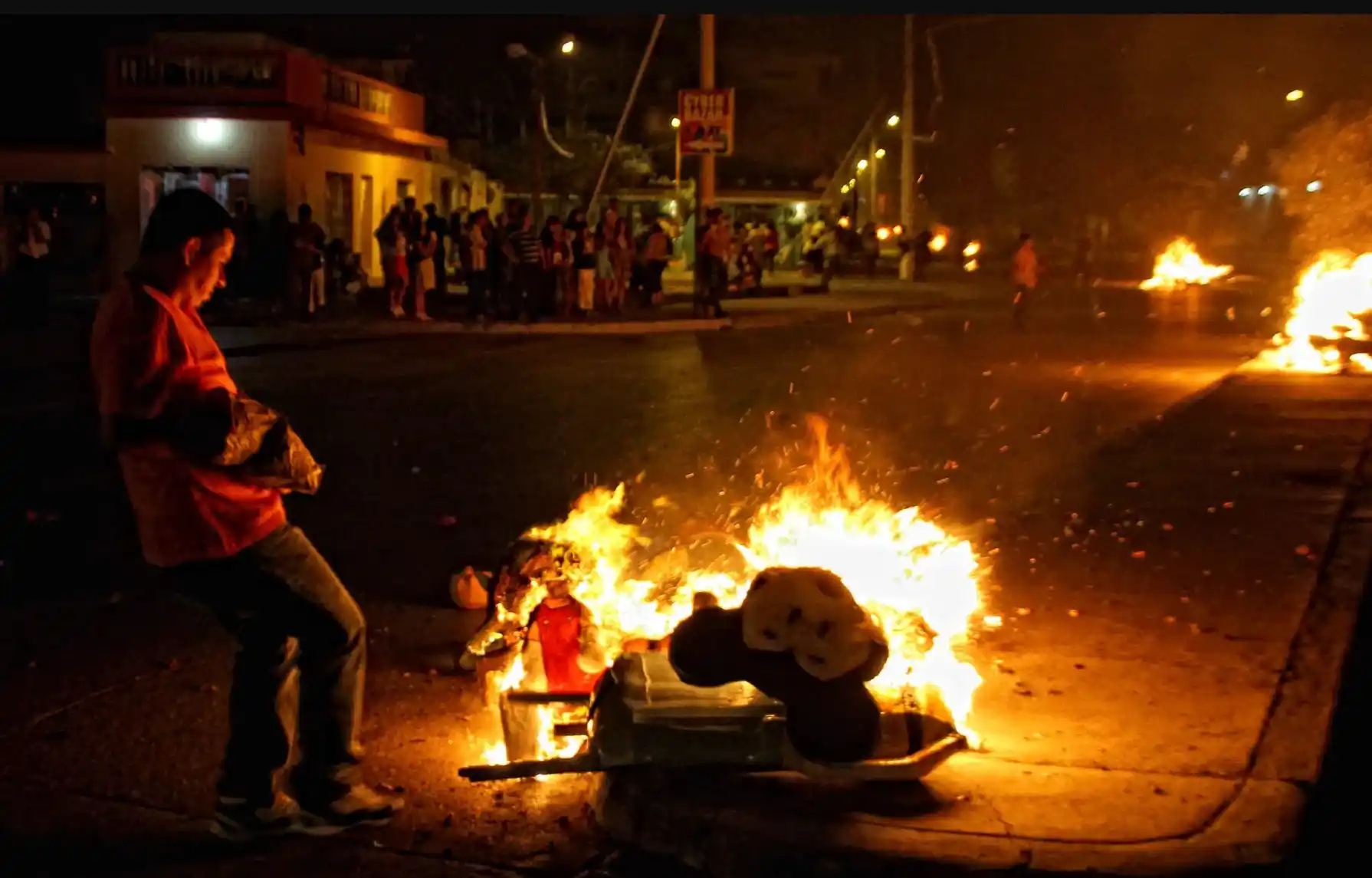 Quema de monigotes a la medianoche del 31 de diciembre en Ecuador