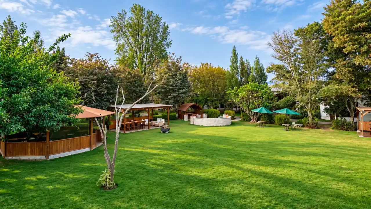 Jardines de la hacienda en febrero, con el verde de la temporada